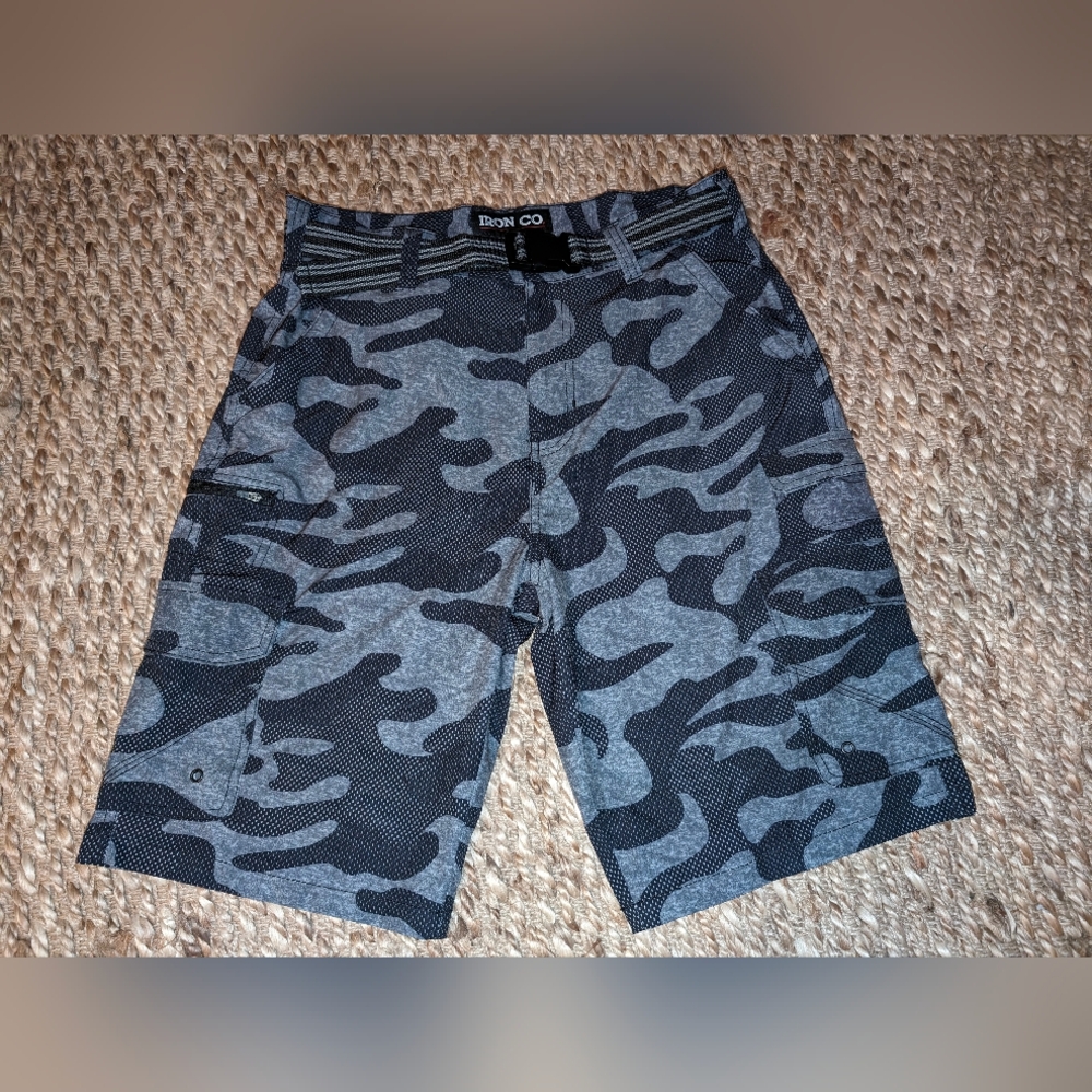 IRON CO CLOTHING BELTED STRETCH MICROFIBER CARGO SHORT, CAMO, SIZE 32